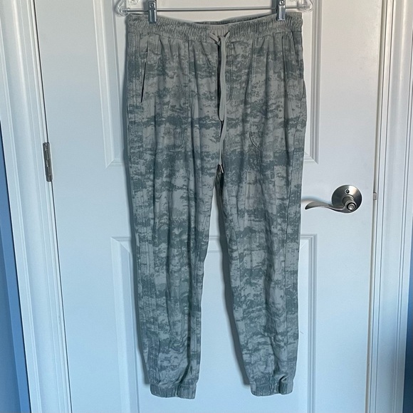 Athleta Farallon Fog Camo-Print Jogger Pants 35309 - Picture 2 of 13